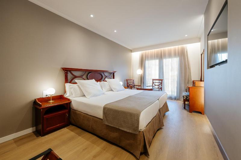 Double or Twin Room with Partial Sea View image 4
