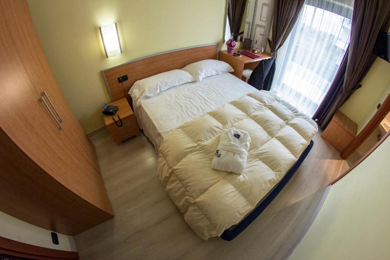 Standard Queen Room image 2