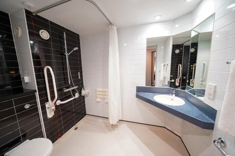 Double Room with Free Hot Breakfast - Accessible image 2