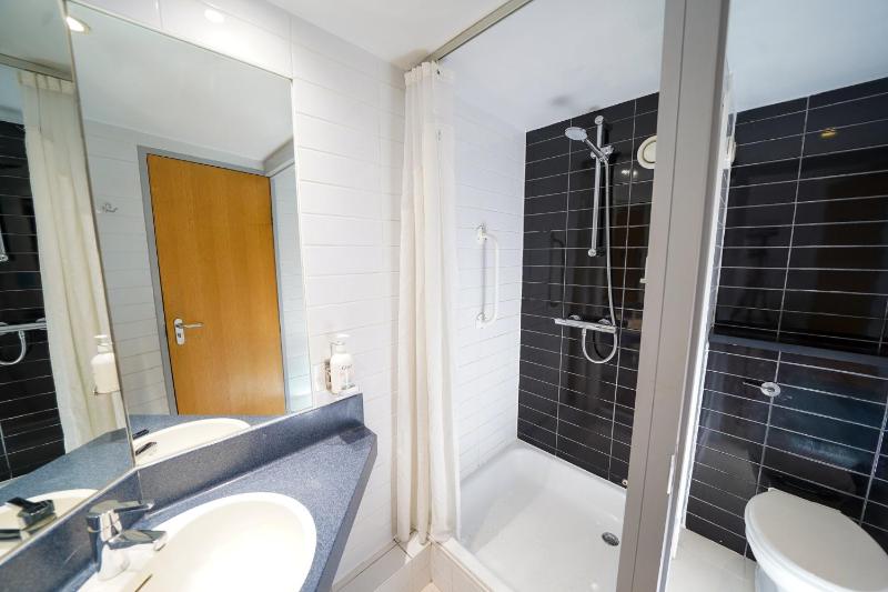 Standard Twin Room with Free Hot Breakfast image 3