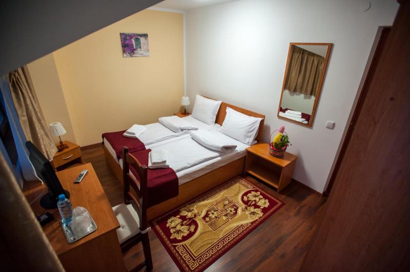 Double Room image 3