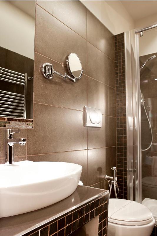 Double or Twin Room with Private Bathroom image 1