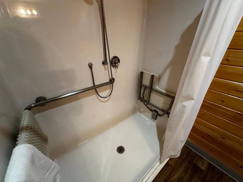 Cottage with Water View - Disability Access image 4