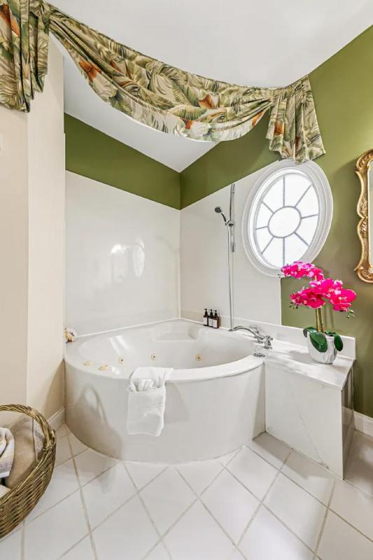 King Room with Spa Bath image 3