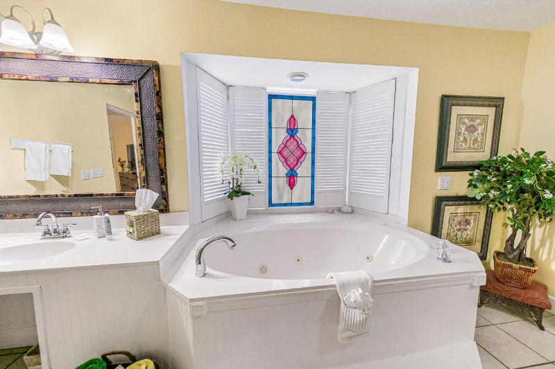 Deluxe King Room with Spa Bath image 3
