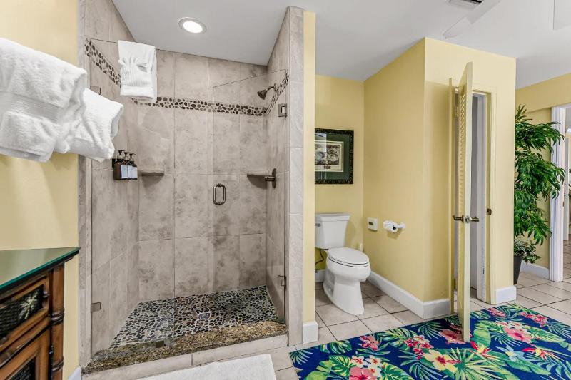 Deluxe King Room with Spa Bath image 2