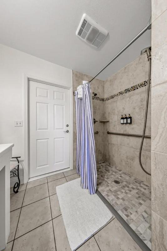 Queen Room - Disability Access image 3