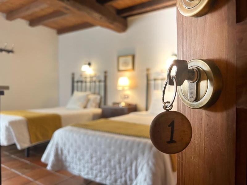Twin Room with Balcony image 3