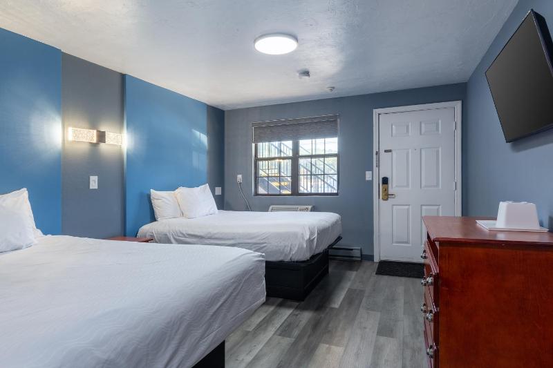 Standard Queen Room with Two Queen Beds image 2
