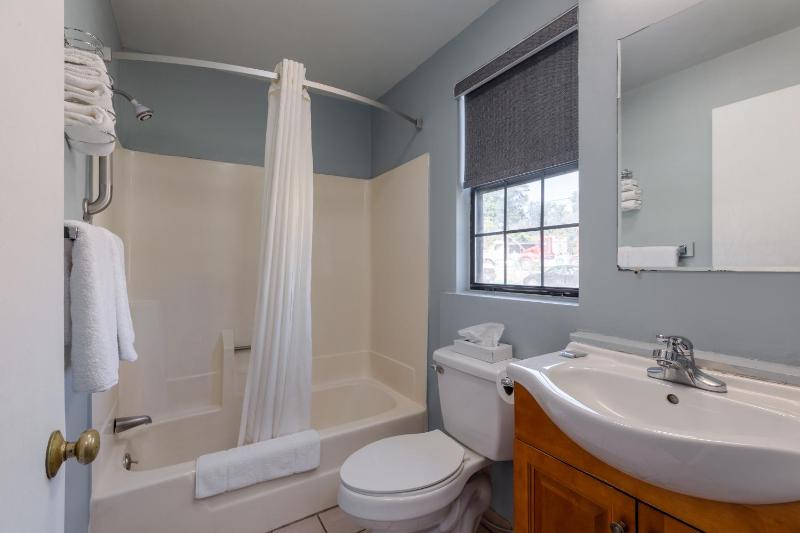Queen Room - Non-Smoking image 3