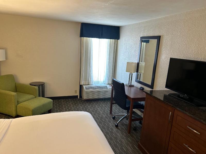 King Deluxe Room with Tub w/Grab Bars - Mobility/Hearing Accessible - Non-Smoking image 2