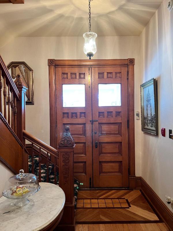 Queen Suite image 3