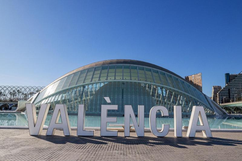 PM - Loft Valencia Espaciosos estudios con terraza cerca a las Artes y las Ciencias - image 5