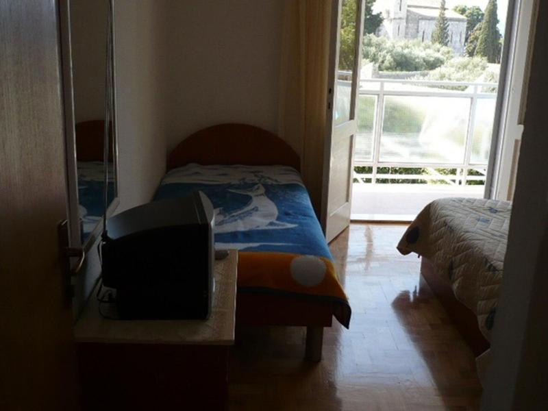 One-Bedroom Apartment image 3