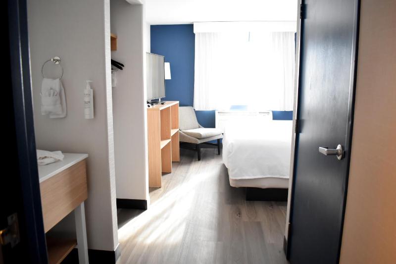 King Room with Sofa Bed and Balcony - Mountain View image 2