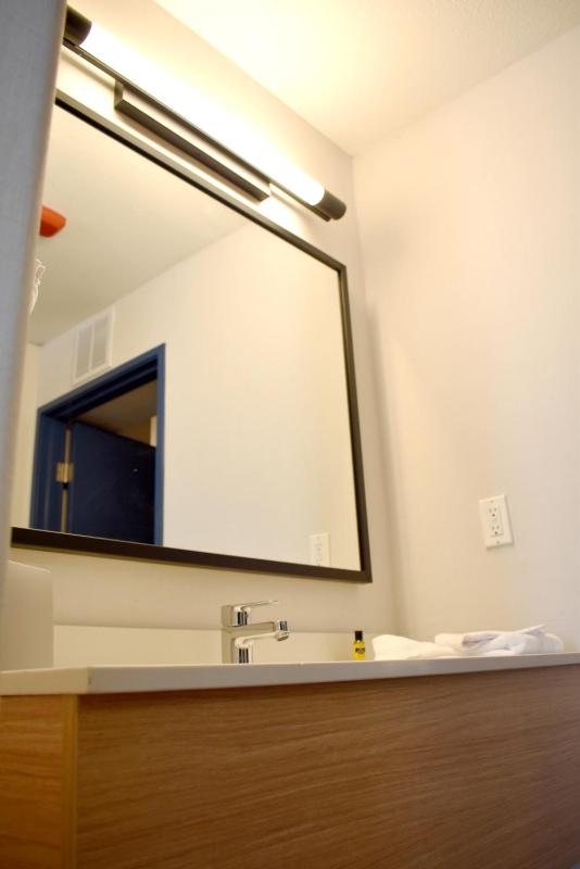 Queen Room with Bath Tub - Disability Access image 3