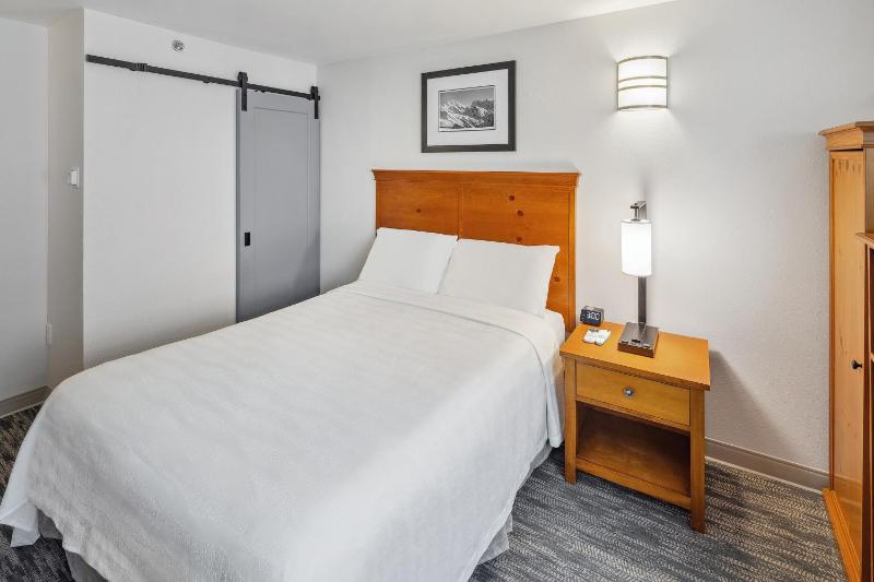 Queen Room - Mountain View image 1