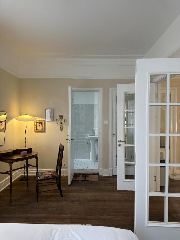 Shanghai Hills& Art Suite 15 - Near Line 1 & 7 Changshu Road Metro - image 3