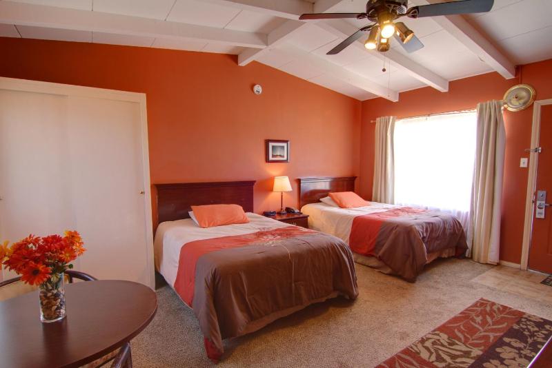 Standard Room w/ 2-full beds image 3