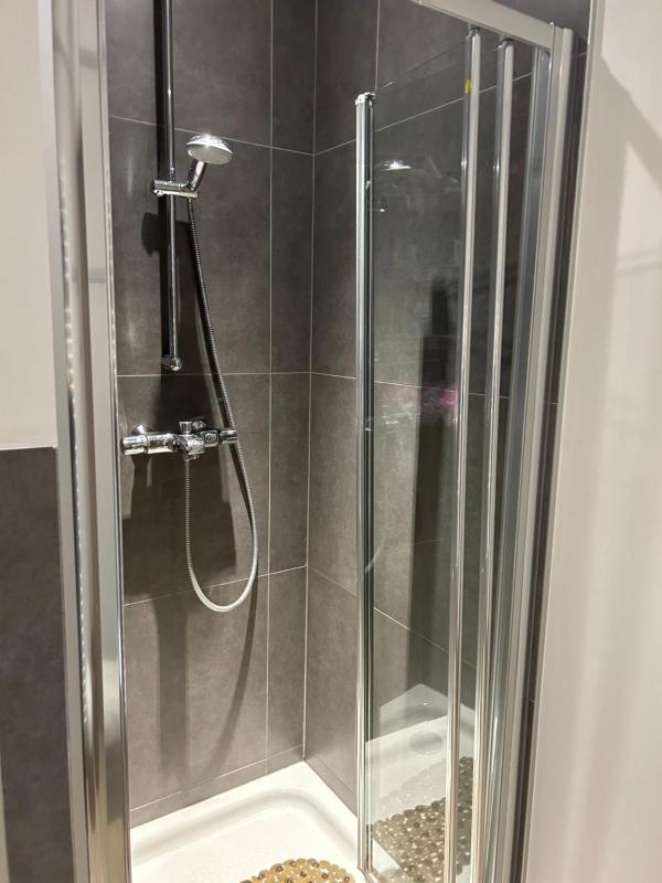 Single Room with Shower image 2