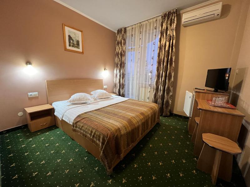 Double Room image 3
