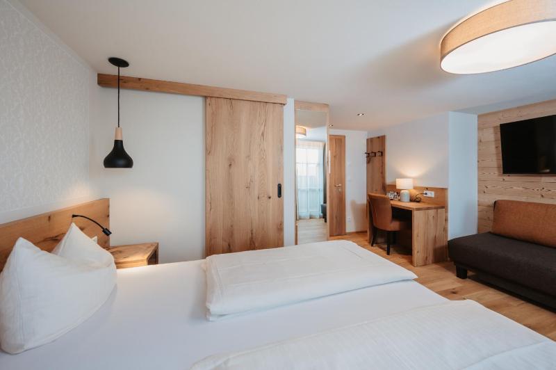 Triple Room with Balcony image 4