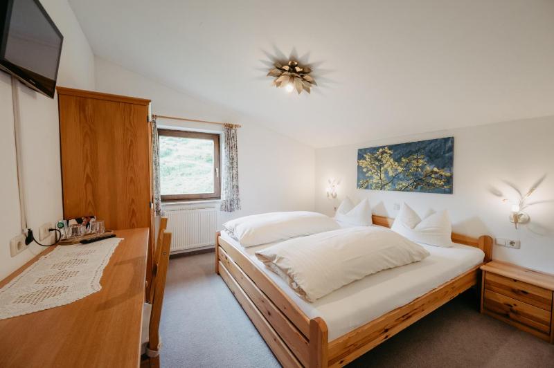 Budget Double or Twin Room image 4