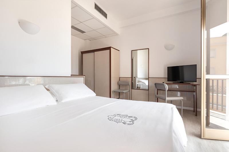 Double Room image 3