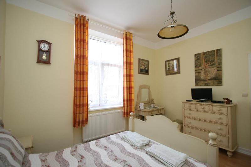 Standard Queen Room image 4