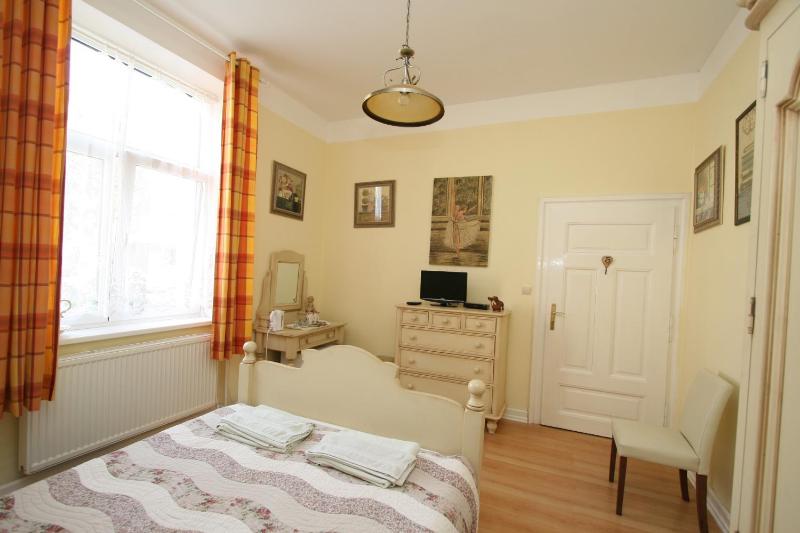Standard Queen Room image 3