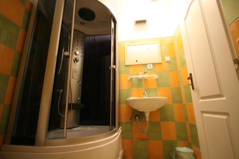 Twin Room with Private Bathroom image 2