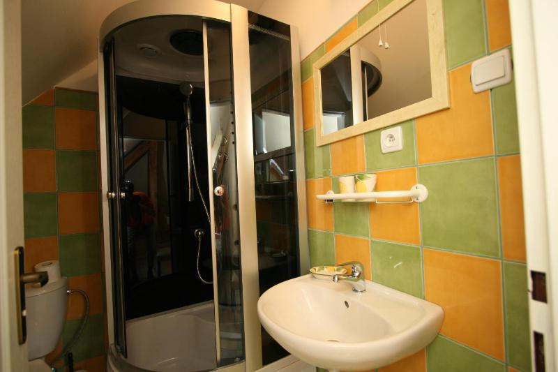 Twin Room with Private Bathroom image 3