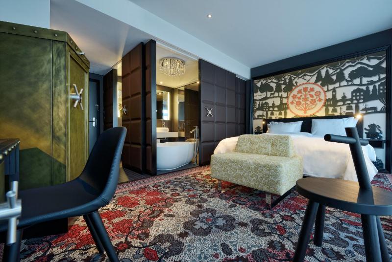 Deluxe King Room image 1