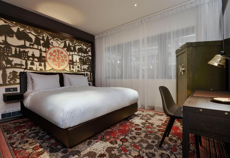 Premium King Room image 4