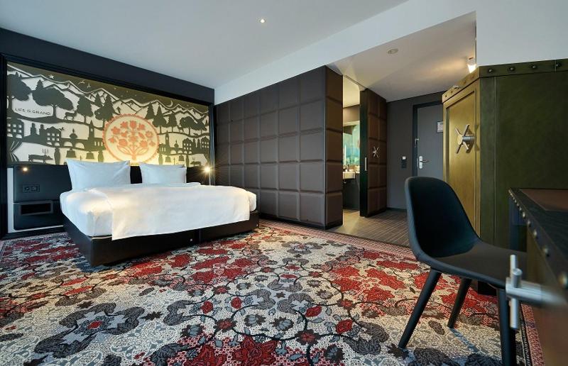 Premium King Room image 3
