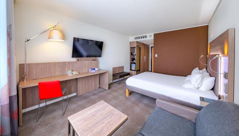 Standard Queen Room with Sofabed image 2