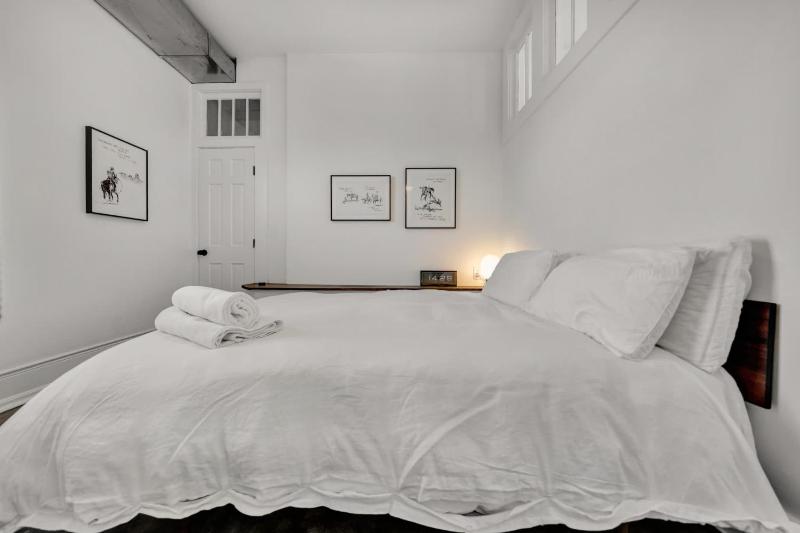 Charming Home Steps from Louisville Best Spots - image 24