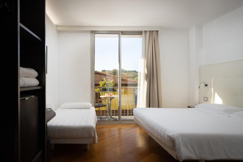 Standard Triple Room image 3