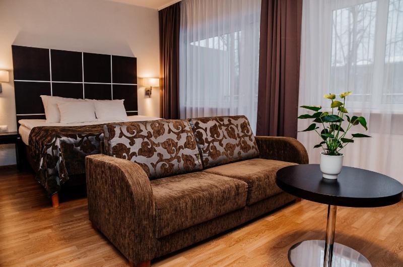 Deluxe Double Room, Balcony, Park View image 4