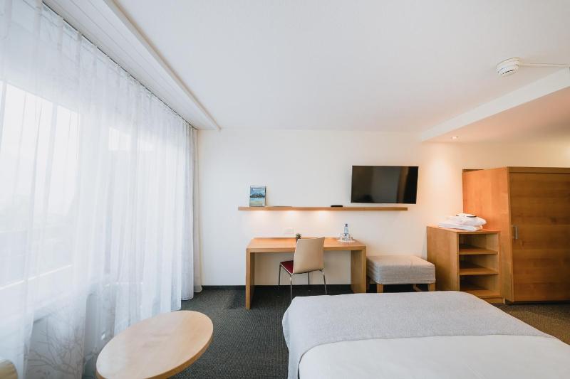 Economy Double Room With Lake View image 4