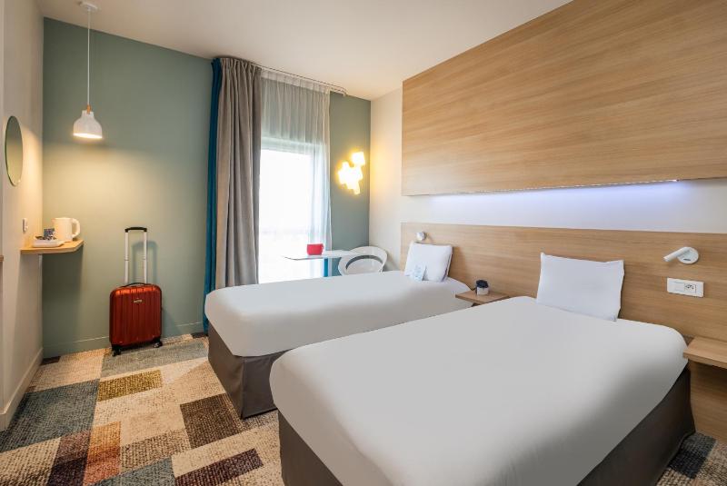 Superior Twin Room image 3