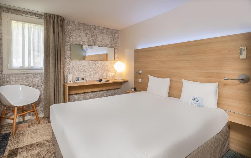 Double Room image 3