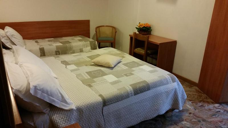 Deluxe Triple Room image 4