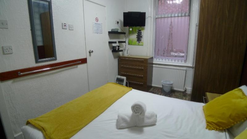 Double Room image 3