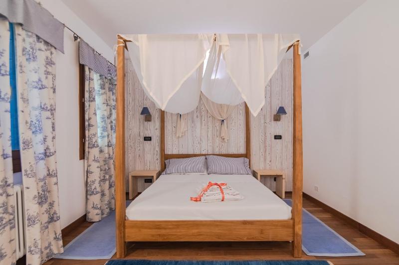 Large Double Room image 3