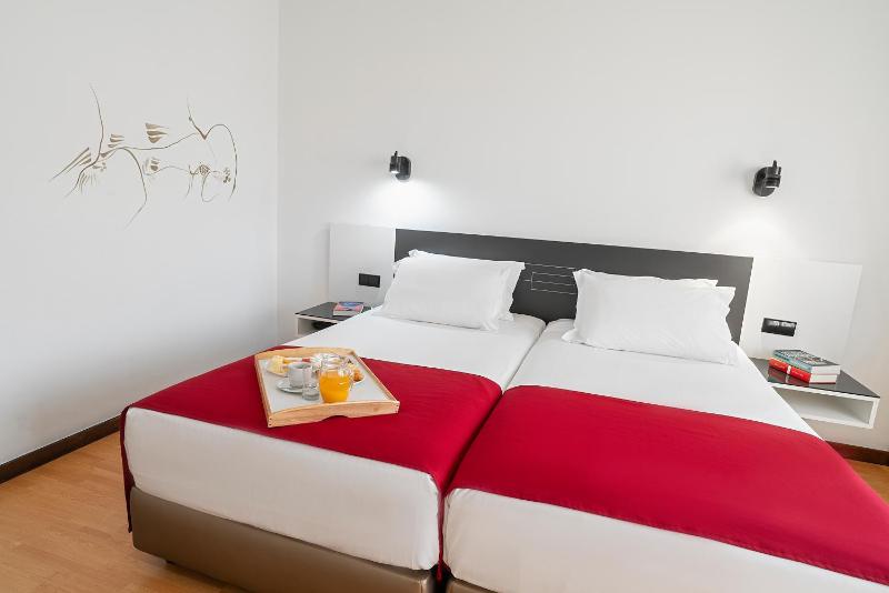 Twin Room image 1