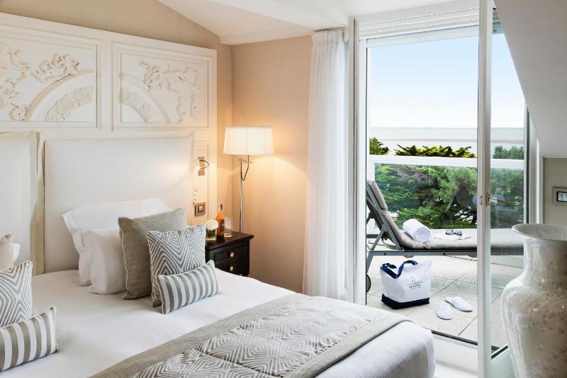 Deluxe Room with Sea View image 3