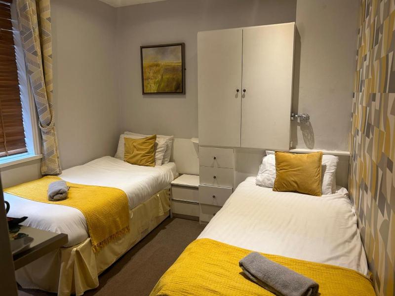 Twin Room image 1