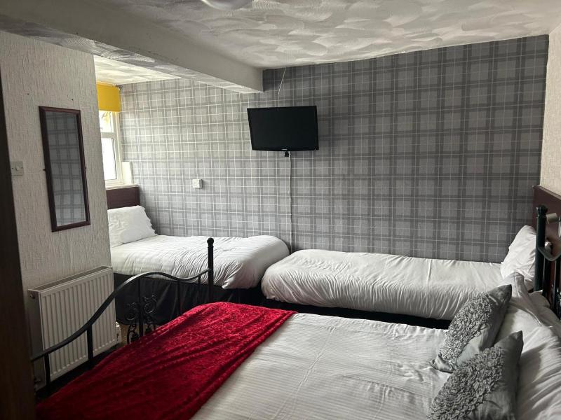 Quadruple Room image 4