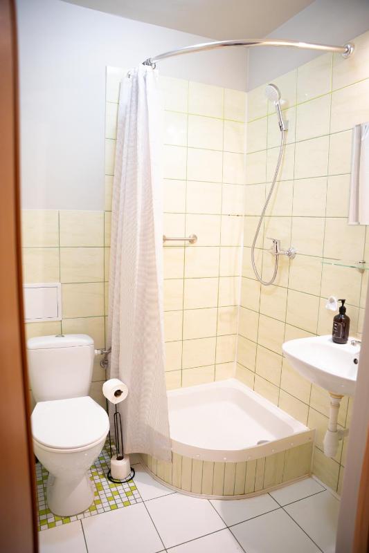 Single Room with Bathroom image 4